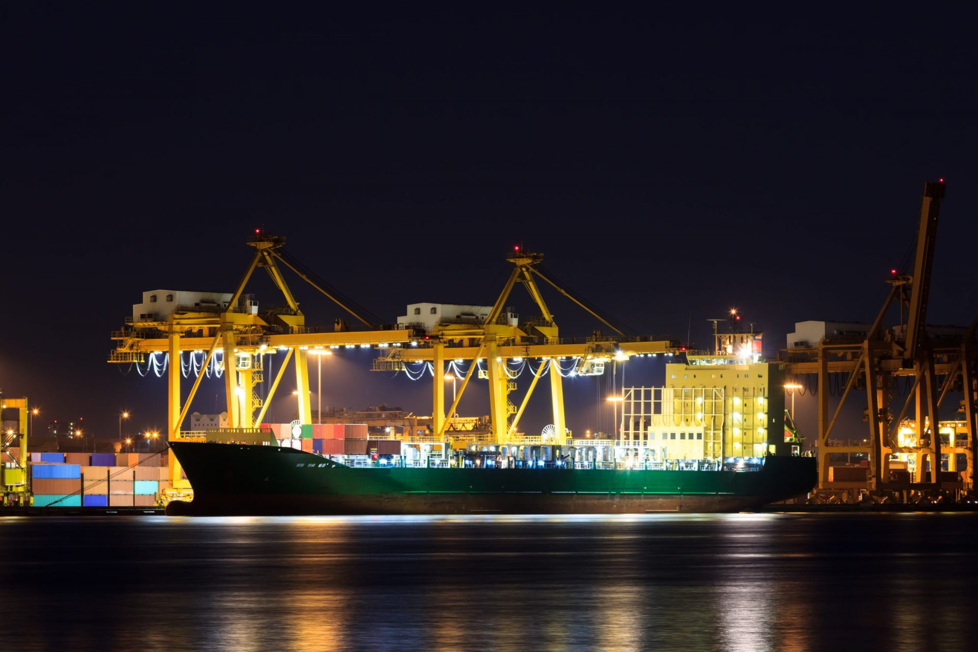 Effizienzsteigerung: Innovationen beim Be- und Entladen  von Seeschiffscontainern in Hamburg